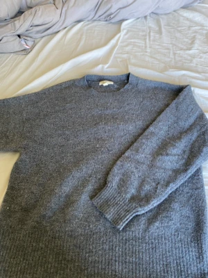 Stickad töja hm grå - Super fin stickad grå tröja, M passar S. Lite nopprig (den är typ inte nopprig mer små bitar av ullen) det ser man på bilderna och därmed priset men inget man märket ifrån långt avstånd. Det kan man lätt ta bort med en nopprtmaktin ❤️❤️❤️