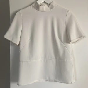 Cremevit topp MANGO - Elegant topp från Mango