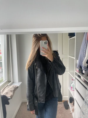 Skinnjacka - Min skinnjacka från Missguided, ett håll i ena fickan. Passar till alla tillfällen❤️