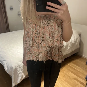 topp/kjol - jättesöt kjol från zara som även går att ha som topp💗bara använd ett fåtal gånger!