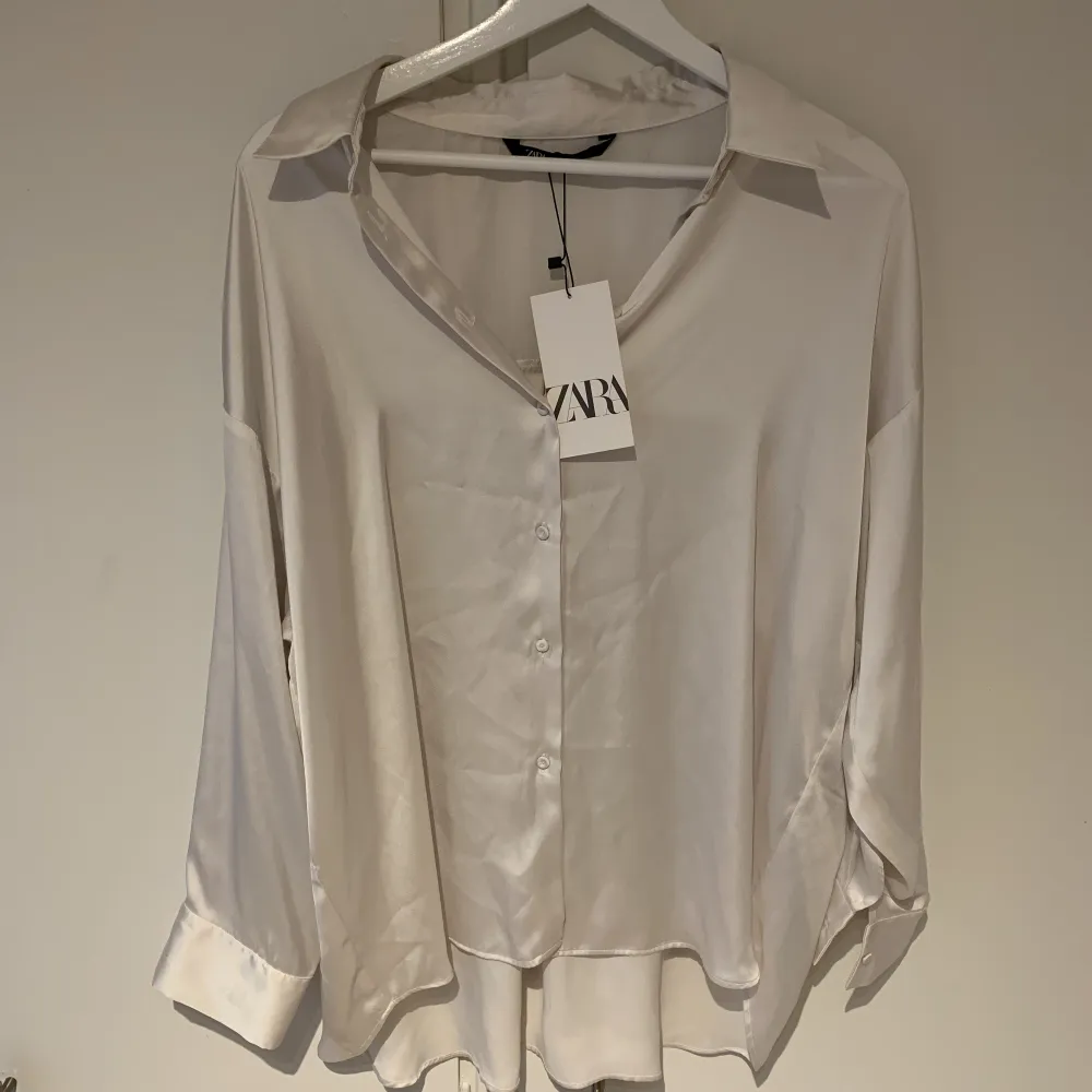 Satin skjorta från Zara i storlek XL helt oanvänd. Säljer för 80kr 🤍. Skjortor.