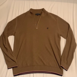 Tröja - Säljer en Sir Raymond Tailor tröja i storlek M. Knappt använd då den inte riktigt passar mig. Jag är 187 cm och Medium var för stor för mig. Skulle säga att den sitter som Large. Nypris 1500 kr