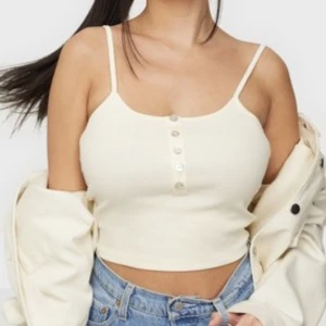 Två croptop linnen  - Använda fåtal gånger  Garderob rensning  60kr för båda 