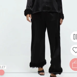 Satin set med fake fjädrar  - Använd under en kväll i nyskick 