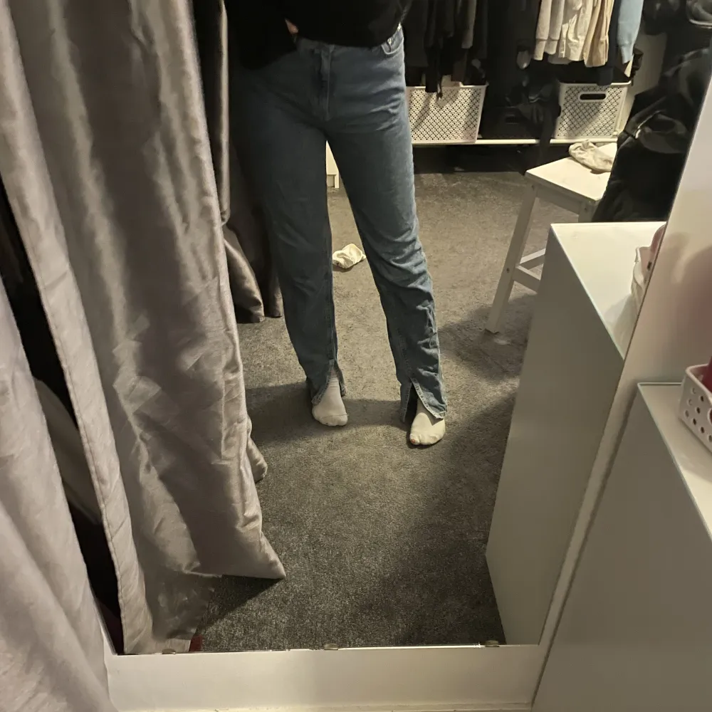 Snygga jeans från nakd med slits❤️. Jeans & Byxor.