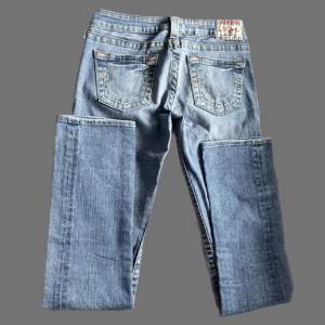 Jätte fina lågmidjade True Religion jeans i en rak modell! De är köpta här på plick men jag säljer dom då de var lite små. Storlek:28 midjemått rakt över : 38cm Innerbenslängd : 85cm. Det är bara att höra av er om ni har några funderingar! Endast Swish 