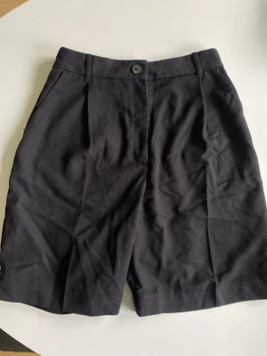 Svarta kostymshorts - Svarta kostymshorts från monki. Sparsamt använda och i mycket bra skick!