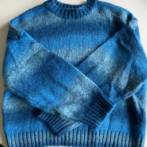 Stickad tröja - Stickad tröja från pill and bear i olika nyanser av blått. Supermysig och inte använd mer än ett fåtal gånger. Tröjan är i mycket bra skick!