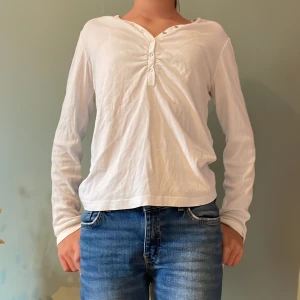 Vit långärmad tröja - Fin vit tröja med lite knappar