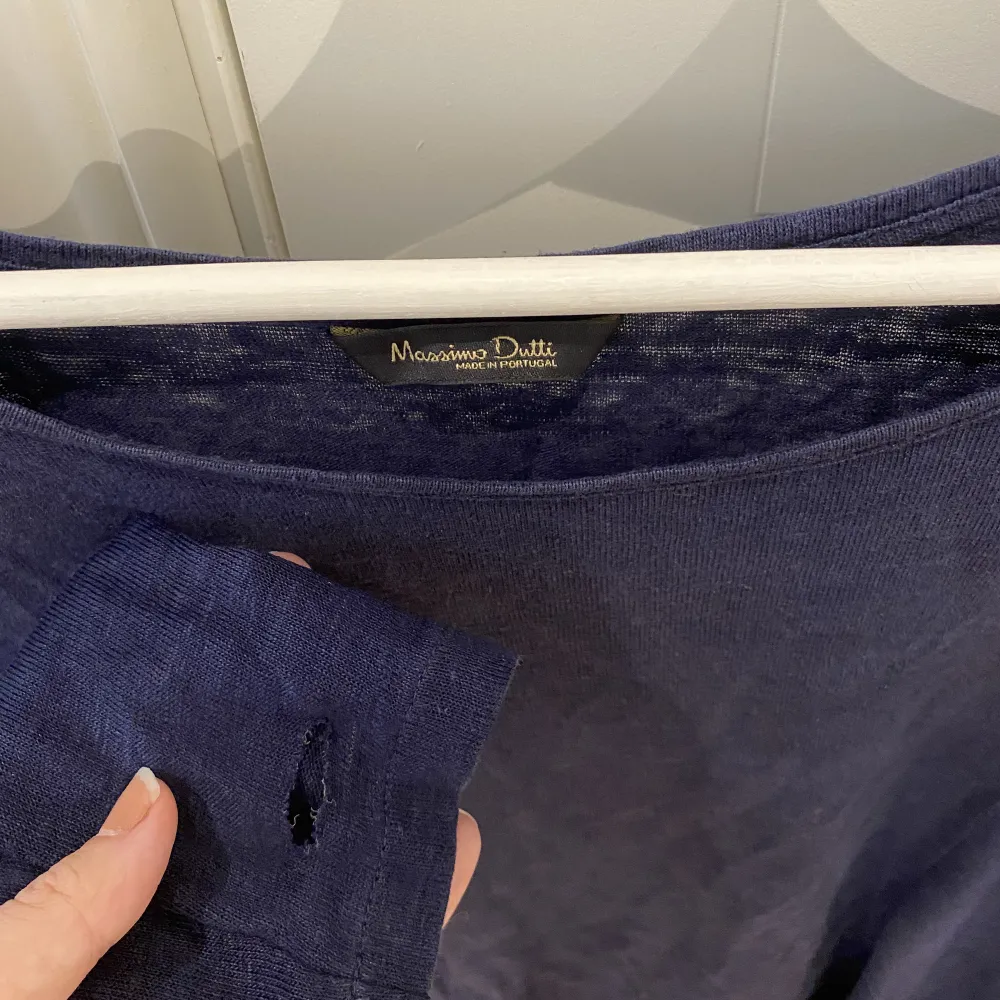 Säljer denna sköna stickade tunna tröja från Massimo Dutti. Den har en låg krage så den passar perfekt att ha över ett linne!!💙☺️ storleken står inte på men den passar från XS till M. Toppar.