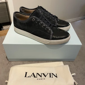 Lanvin patent captoe sneaker - Säljer mina Lanvin DBB1 som är köpta från Care of Carl. Skorna är i toppskick, box och dustbags medföljer.  Kvitto finns!!