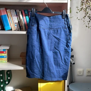 Blå denim kjol - Hej! Jag säljer en blå Jeankjol/denimkjol i storlek S (euro 36) som är i gott skick! <3  Hämtas helst i Malmö!