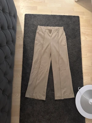 Byxor  - Fina kostymbyx aktiga byxor från Gina tricot. Super sköna passar mig i längd som är ca 160