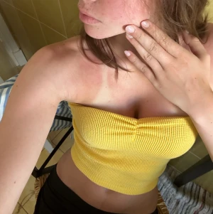 Gul tubetop - Säljer denna gula tubetop ⭐️Töjbar så passar de flesta storlekarna ⭐️