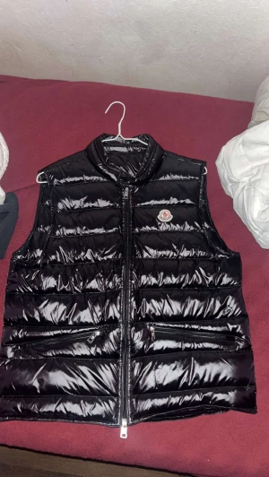 Moncler väst - Moncler väst storlek (3) passar M och även S