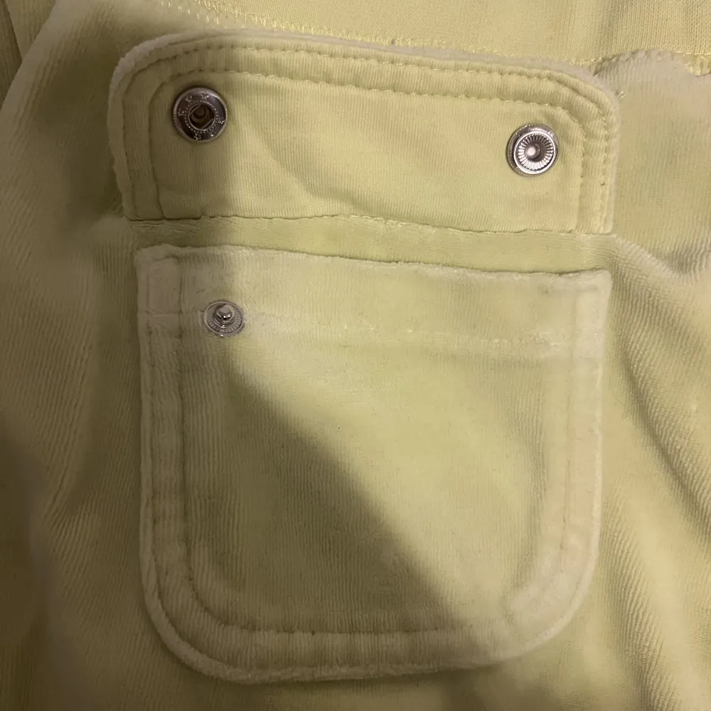 Säljer mina gula juicy byxor då jag knappt använder dem. Använda fåtal gånger. Storlek XS men passar mig som i vanliga fall har XXS på juicy (är 165) det saknas en knapp på ena fickan men detta syns ej när man har på sig dem!. Jeans & Byxor.