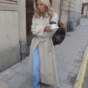 Beige Kappa 🤍 - Säljer denna fina fina kappa från Nakd - lojsans kollektion. Jättefin men kommer tyvärr inte till användning. OBS Oversized i modellen 