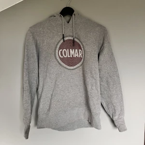 Colmar hoodie  - Säljer en ovanlig Colmar hoodie i storlek S, cond 9/10 väldigt bra skick.  