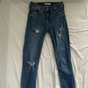 Super snygga low waisted ripped jeans från Pull & Bear! Dessa var mina favoriter då dom är bekväma, snygga och har en fin passform. Jeansen har ett litet hål på sidan som inte syns så tydligt och som enkelt kan fixas (se sista bilden). Storlek 32 🧵