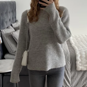 Stickad tröja - Slutsåld grå stickad tröja från H&M i storlek S. Använd 2 ggr