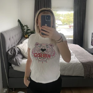 Kenzo t-shirt - Även denna kommer aldrig till användning, därav säljer jag den. Priset är inte hugget i sten så kom med förslag vid intresse 😃 
