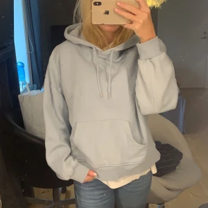 ljusblå hoodie  - Ljusblå hoodie från Lindex med stor luva! (fläckar på spegeln ej tröjan)
