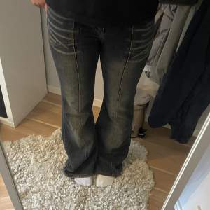 Säljer dessa super coola jeans då de inte sitter bra på mig längre 💗De är utsvängda med en fin detalj på framsidan. Om du har frågor eller funderingar på mått kontakta gärna mig 💗