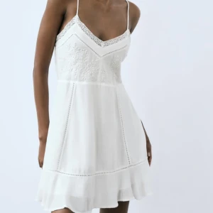 Zara klänning - Säljer denna supersöta klänningen från Zara! Använd en gång bara🩷