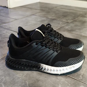 Sneakers  - Svart/vita sneakers från lager 157. Endast testade en gång ute men insåg att modellen inte passar mig. Hela och fina. Storlek 38