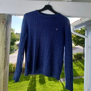 Stickad gant tröja - Tja, nu säljer jag denna feta stickade gant tröjan perfekt för när det blir lite kallare ute. Tröjan befiinner sig i fint skick utan några slags hål eller liknande. Är XS men funkar för mig som har S. Har du några funderingar är det bara å skicka ett pm😉🤙