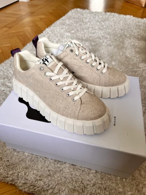 Eytys odessa - Helt nya aldrig suttit på en fot. Cond 10/10. Råka köpa helt fel storlek. Tillkommer låda och allt