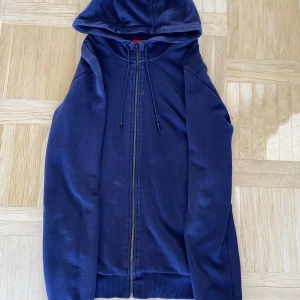 Hugo Boss Hoodie - Hugo boss hoodie säljes i storlek S. Skick 10/10.  Säljes för att jag växt ur den.  Pris kan diskuteras.