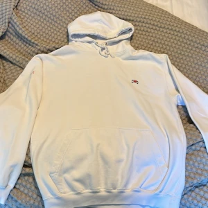 Hov1 Merch hoodie - Kärleksbrev hoodien som inte säljs längre Enda lilla skavanken som finns är i slutet på ärmen, syns på sista bilden Storlek M  Köpt för 600kr