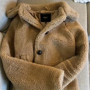 Teddyjacka - Teddyjacka från Only. Storlek S, normal i storlek. Varm och skön så kan användas under hela hösten. 