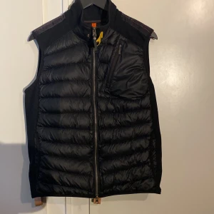 Parajumper  - Snygg parajumper väst i perfekt skick! 9,5/10 då den inte har några skador eller fel. Äkta såklart! Storlek M. Säljer för den inte kommer till användning. Tveka verkligen inte att höra av er vid några frågor eller fundering