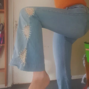 Design 70s jeans with voulang. - Designjeans with handmade details in the end of the jeans. Super cool. They have a little grass stain on the side but its barely visible (see middle picture) .