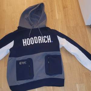 Säljer min hoodrich hoodie för att det inte är min stil direkt. Säljer för 500kr. Den är i jätte bra skick. Har typ aldrig använt den. En riktig banger för hösten. 