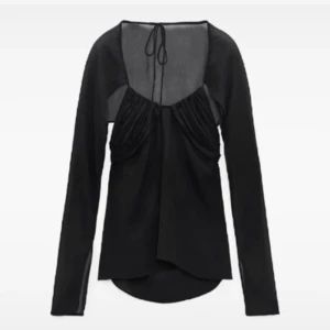 Topp med ärmar - Super fin topp från zara!! Ärmar i mesh tyg som ör justerbara. Storlek M men då man justerar med band vid nacke och bysten så funkar den som XS-M. Använd fåtal gånger så den är i perfekt skick!!