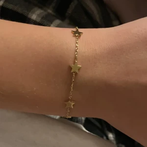 Armband  - Säljer detta Edblad liknande armband ifrån bud to rose. Armbandet är i guld med små stjärnor på, skriv för fler bilder💗 Pris kan diskuteras, säljer även andra smycken ifrån Edblad så kolla gärna min profil💗