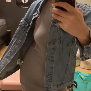 Jeansjacka - Jeansjackor är inte riktigt min stil så denna är använd 1 eller 2 gånger! Jätteskön och sitter fint på.