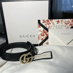 Bälte Gucci  - Superfint tunnare bälte från Gucci. Går att använda på midjan eller höften. Säljs med låda. 