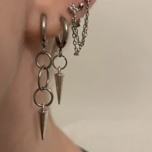 2 par örhängen  - Dessa örhängen är till största dels gjorda av rostfritt stål vilket innebär att de inte förstörs om de kommer i kontakt med vatten och allmänt håller längre. Rostfritt stål ändrar inte färg som att ndra material ,perfekta för vardaglig användning.💕 Handgj