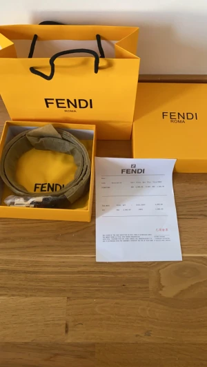 Bälte fendi - Säljer mitt bruna Fendi bälte påse box kvitto dust bag allt finns med.den är i nytt skick.