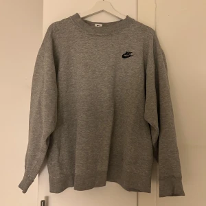 Vintage Nike Sweatshirt - Grå Nike sweatshirt  Bra skick men vintage urtvättad look med boxy fit  Passar S/M