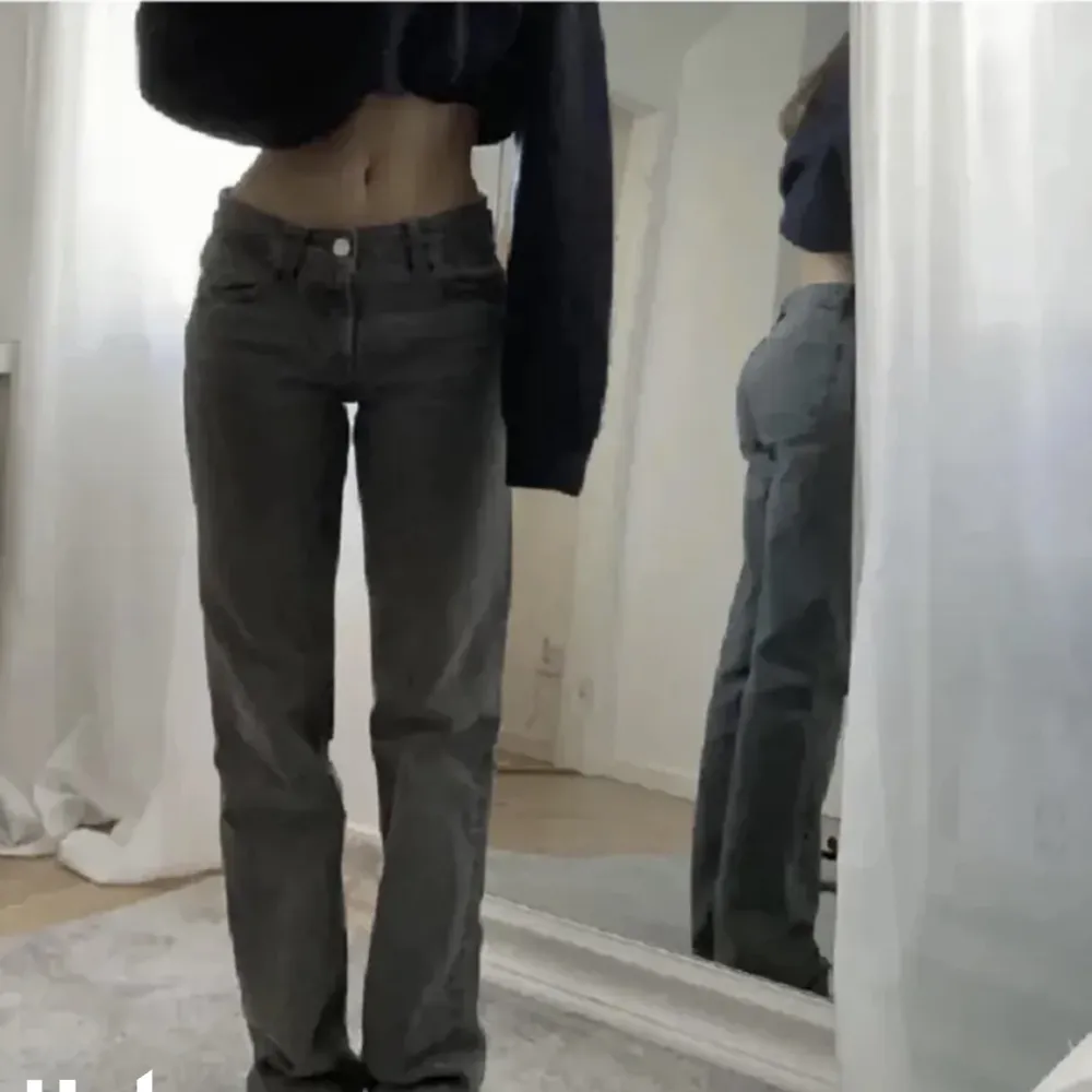 Zara jeans grå lågmidjade i storlek 34. Fint skick och inga slitningar💓. Jeans & Byxor.