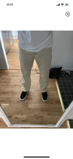 Beiga kostymbyxor - Byxor som är chinos/kostymbyxor från sweet skateboards! Riktigt sköna och fina kommer bara inte till använd och därav säljer jag!