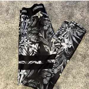 Pompeii Stronger  - Säljer dessa Stronger byxor då de inte kommer till användning🩷SKRIV VID INTRESSE 