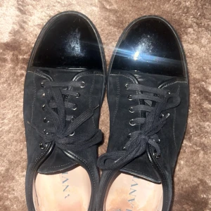 Lanvin  - Säljer ett par riktigt feta lanvin skor lite smutsiga men de går över med vatten så blir den rena igen box kvitto ingår köpte dom för 4000 skriv för mer bilder 