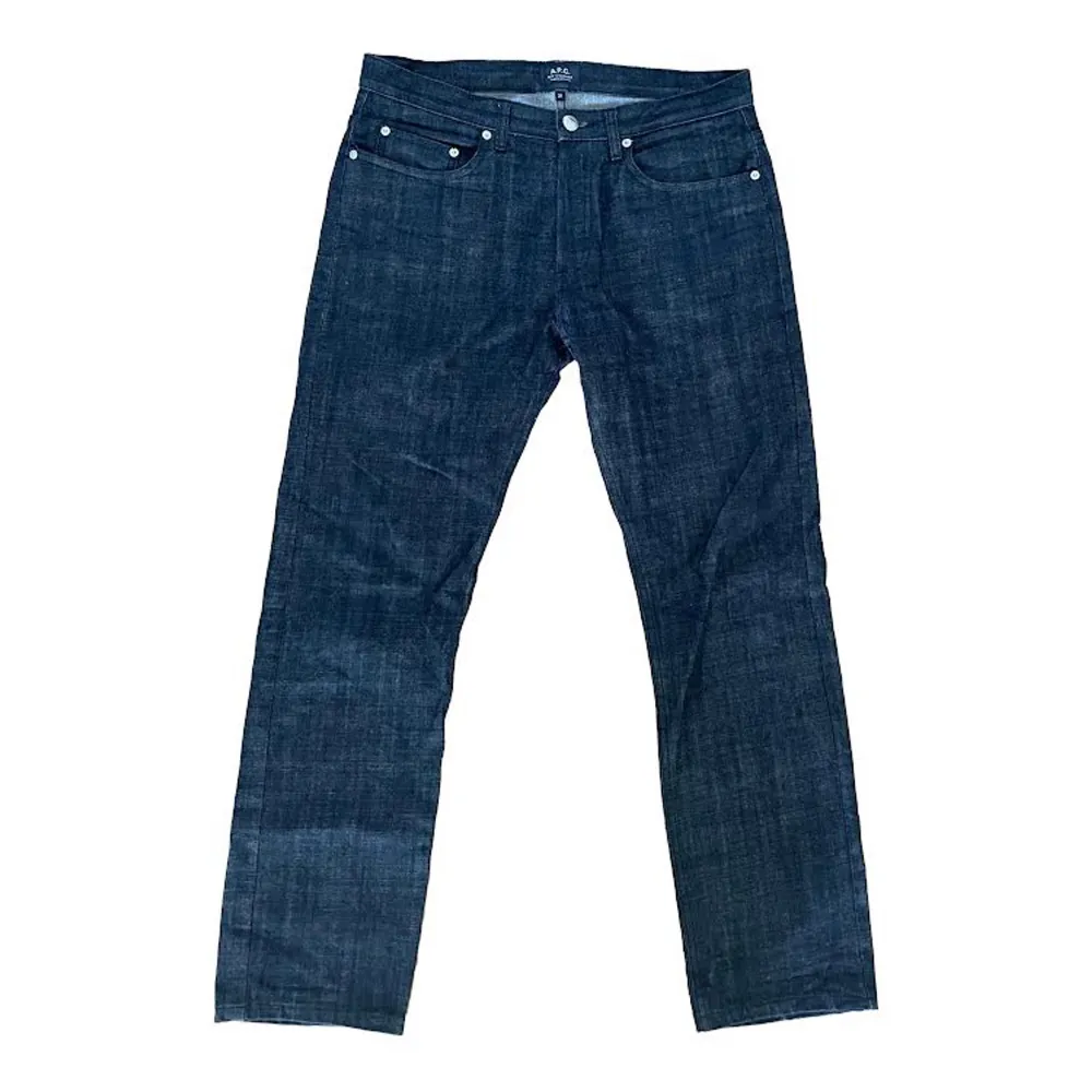 Säljer A.P.C jeans i gott skicka Sitter slim/ rakt  Skriv för bild på passform  Villig att släppa billigt . Jeans & Byxor.