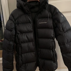 jacka - jättefin peak-jacka i SVART i perfekt skick, köptes för några år sedan men varsamt använd